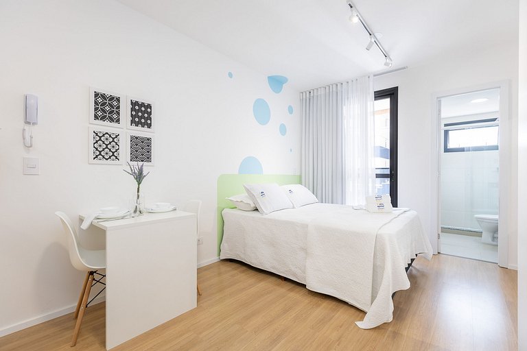 Studio Espaçoso com Sacada no Centro | Próximo ao Shopping I