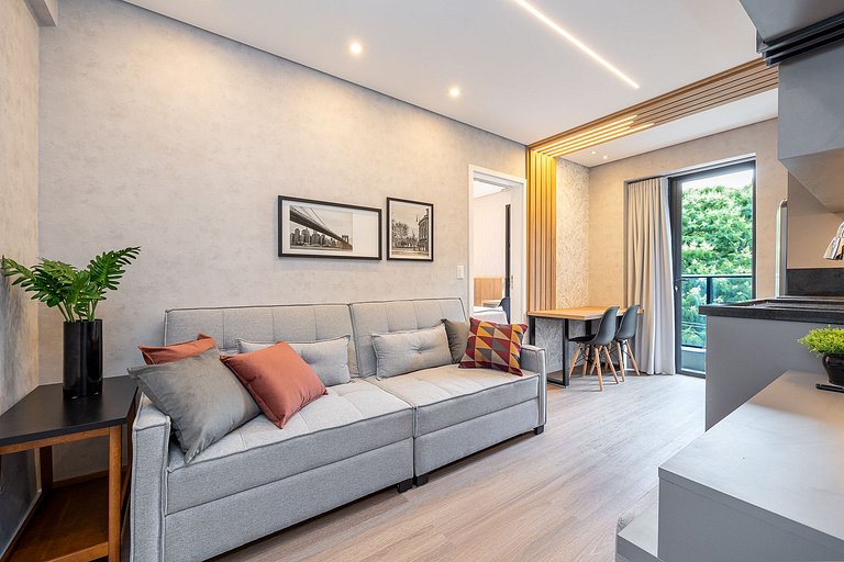 Apartamento com sacada no centro, próximo ao mercado municip
