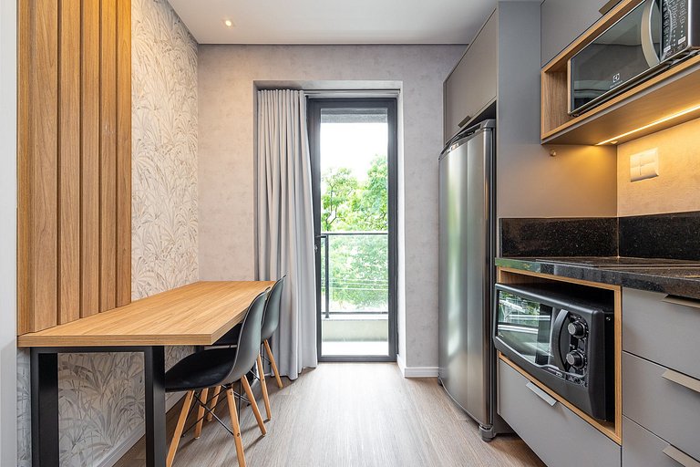 Apartamento com sacada no centro, próximo ao mercado municip