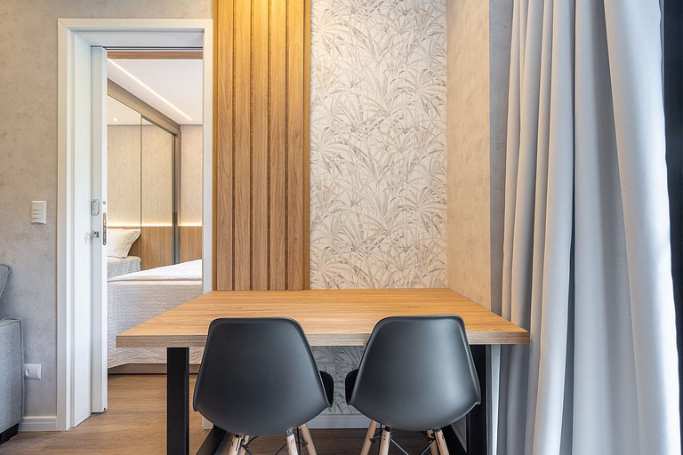 Apartamento com sacada no centro, próximo ao mercado municip