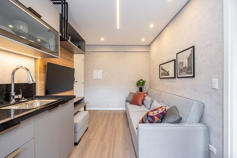 Apartamento com sacada no centro, próximo ao mercado municip