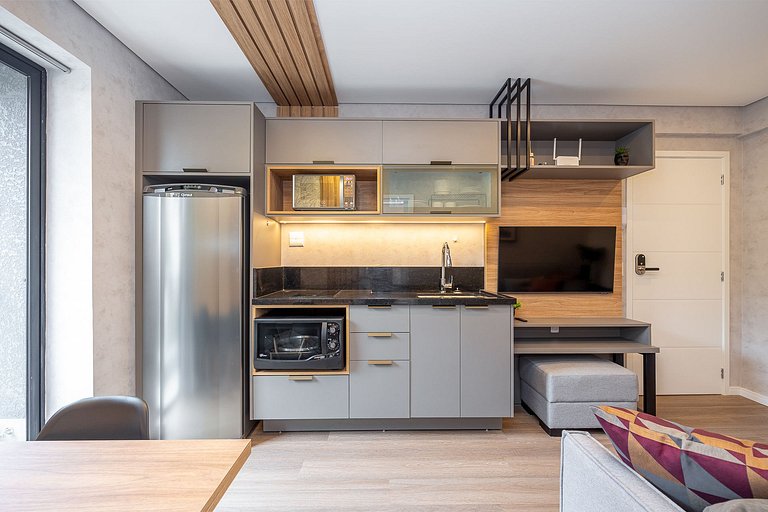 Apartamento com sacada no centro, próximo ao mercado municip