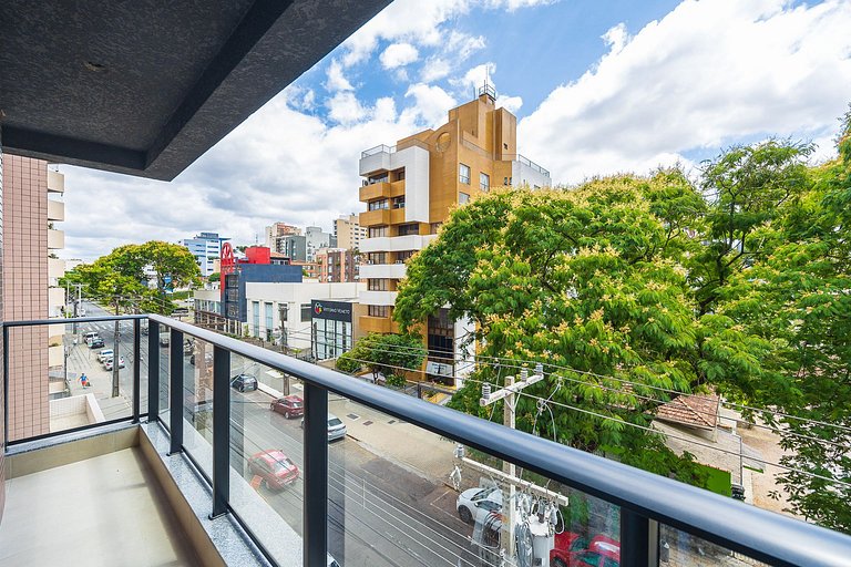 Apartamento com sacada no centro, próximo ao mercado municip