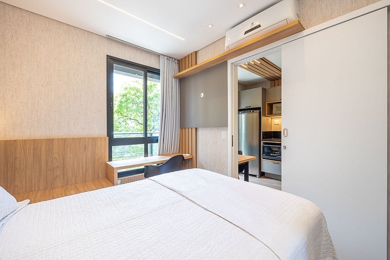 Apartamento com sacada no centro, próximo ao mercado municip