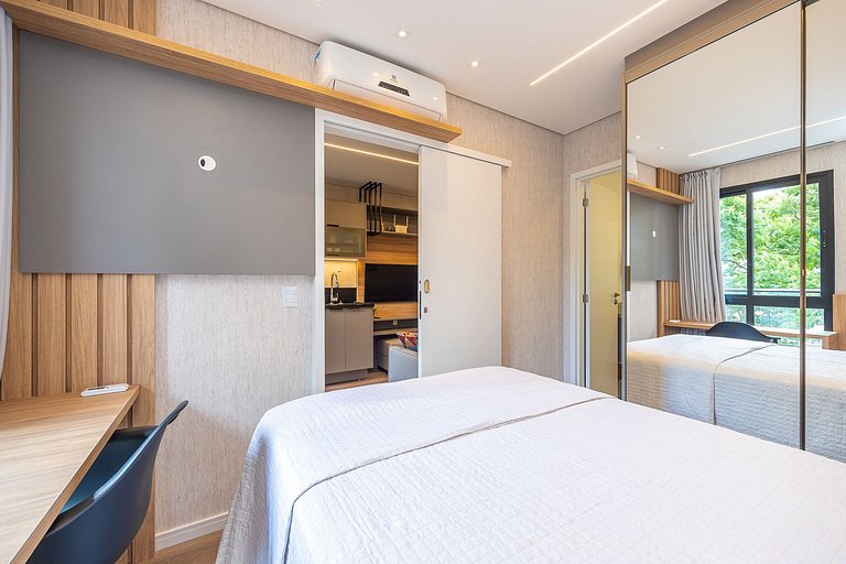 Apartamento com sacada no centro, próximo ao mercado municip