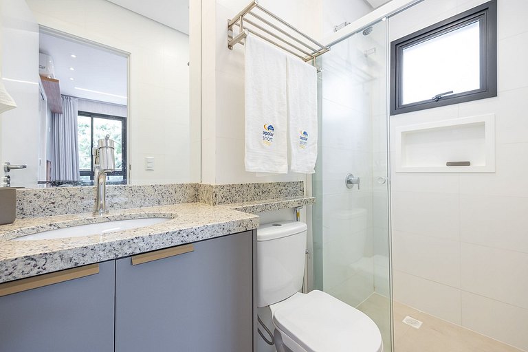Apartamento com sacada no centro, próximo ao mercado municip