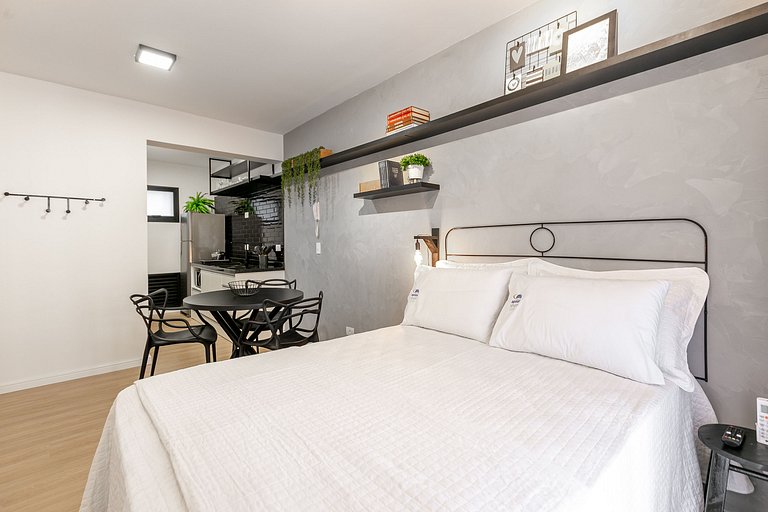 Studio Industrial com Sacada no Centro de Curitiba - Próximo