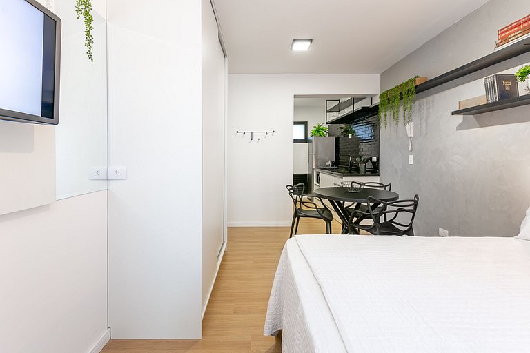 Studio Industrial com Sacada no Centro de Curitiba - Próximo