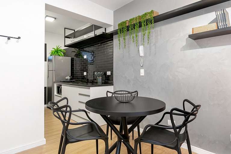 Studio Industrial com Sacada no Centro de Curitiba - Próximo