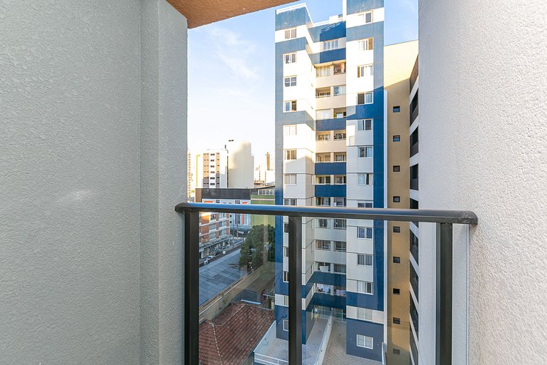 Studio Industrial com Sacada no Centro de Curitiba - Próximo