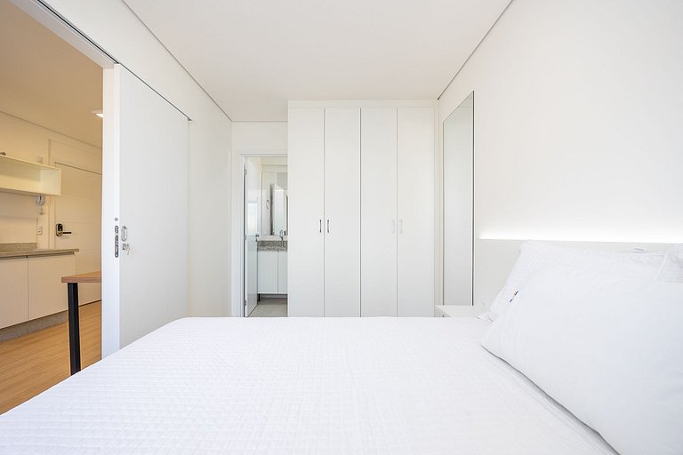Apartamento com sacada no centro, próximo ao mercado municip