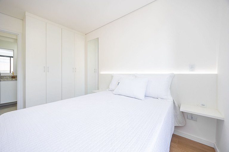 Apartamento com sacada no centro, próximo ao mercado municip