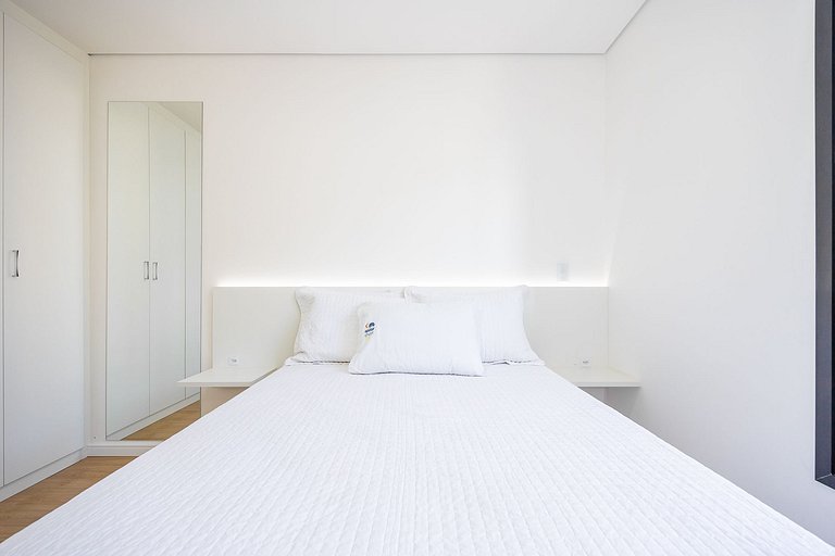 Apartamento com sacada no centro, próximo ao mercado municip