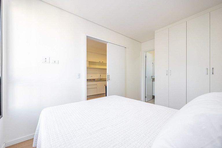 Apartamento com sacada no centro, próximo ao mercado municip