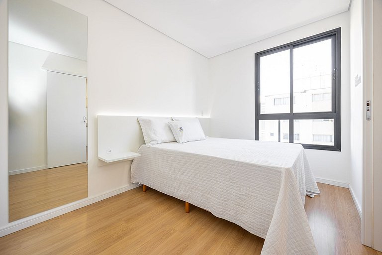 Apartamento com sacada no centro, próximo ao mercado municip