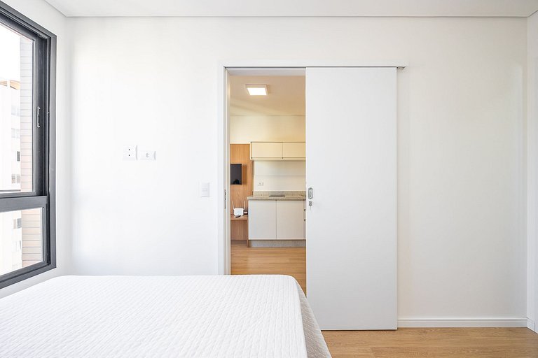 Apartamento com sacada no centro, próximo ao mercado municip