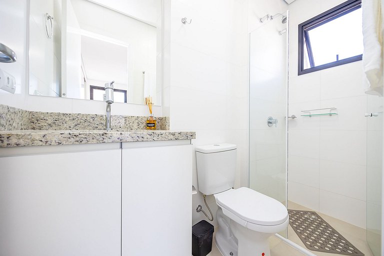 Apartamento com sacada no centro, próximo ao mercado municip