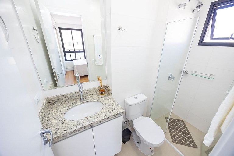 Apartamento com sacada no centro, próximo ao mercado municip