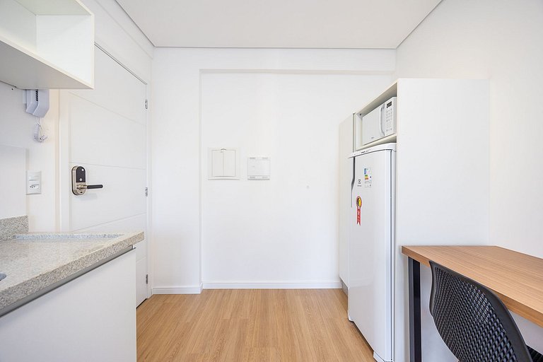 Apartamento com sacada no centro, próximo ao mercado municip