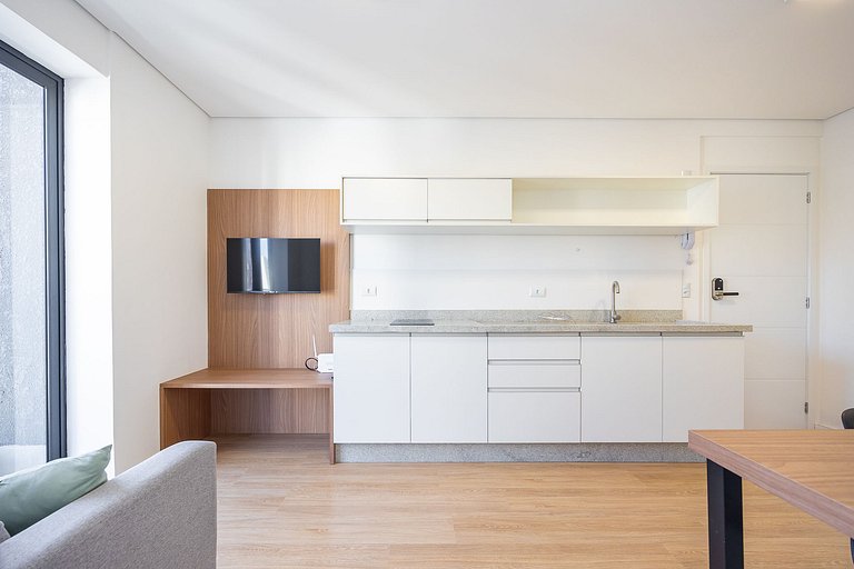 Apartamento com sacada no centro, próximo ao mercado municip