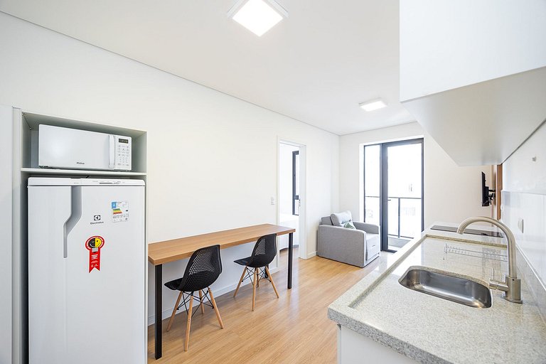 Apartamento com sacada no centro, próximo ao mercado municip