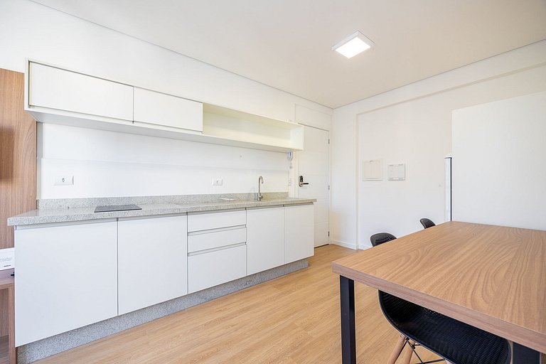 Apartamento com sacada no centro, próximo ao mercado municip