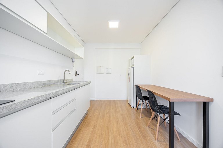 Apartamento com sacada no centro, próximo ao mercado municip