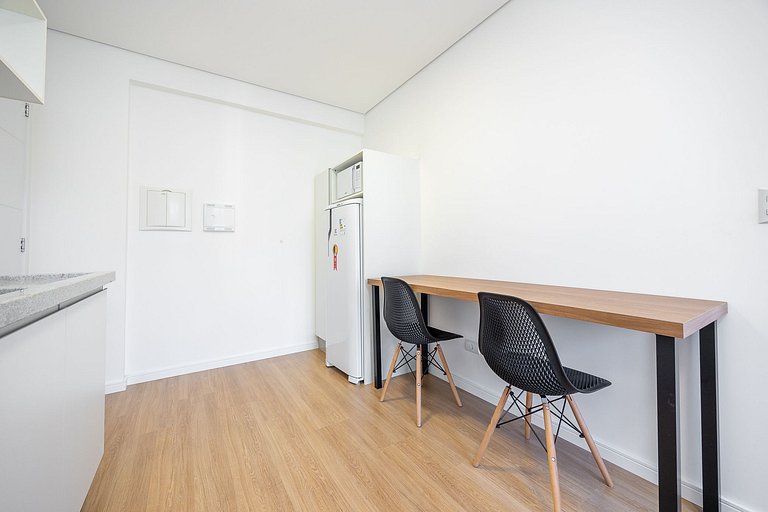 Apartamento com sacada no centro, próximo ao mercado municip