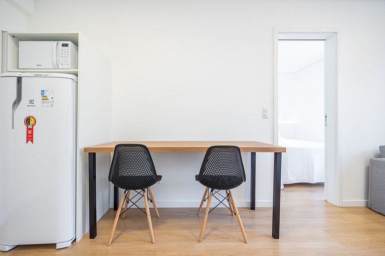 Apartamento com sacada no centro, próximo ao mercado municip