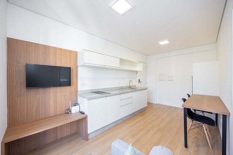 Apartamento com sacada no centro, próximo ao mercado municip