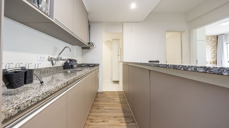 Studio totalmente mobiliado, localizado no 18º andar, em exc